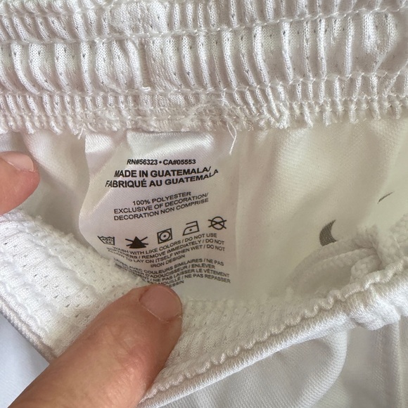 Like new Men’s Nike dri-fit size M White Athletic Shorts. Unlined. Lightweight. - Picture 4 of 5